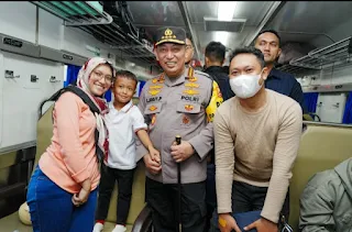 Kapolri Pastikan Pemudik Terlayani dengan Baik Saat Tinjau Stasiun Pasar Senen